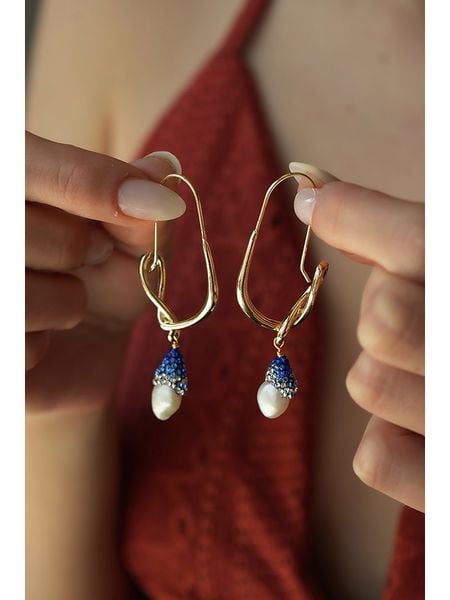 Pierres delicates Pozłacane kolczyki z cyrkoniami rozmiar: onesize. Niebieskie kolczyki Pierres delicates, z cyrkonią, pozłacane, z zapięciem typu bigiel. Za 95.92 zł.