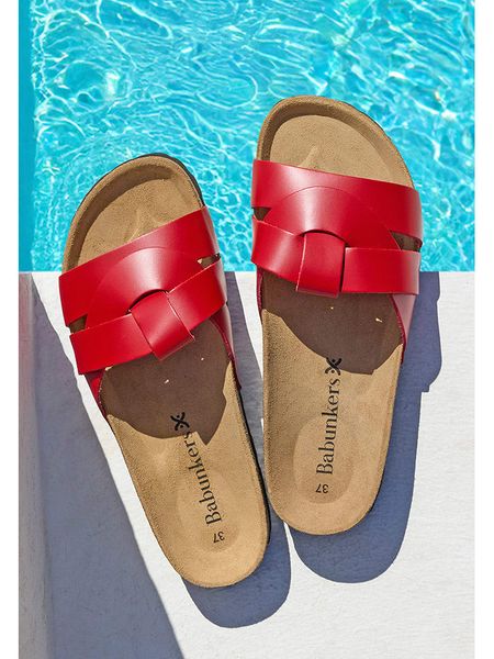 BABUNKERS Family Skórzane klapki w kolorze czerwonym rozmiar: 38. Czerwone klapki BABUNKERS Family, bez wzorów, z otwartym noskiem, bez obcasa. Za 180.49 zł.