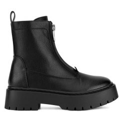 Botki DeeZee. Czarne botki DeeZee, bez wzorów, bez obcasa, na płaskiej podeszwie, bez zapięcia. Za 199.99 zł.