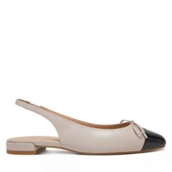 Sandały Stuart Weitzman. Brązowe sandały Stuart Weitzman, bez wzorów, bez obcasa, na płaskiej podeszwie, bez zapięcia. Za 1,059.00 zł.