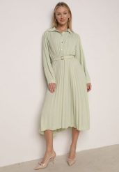 Zielona Sukienka Plisowana o Koszulowym Kroju z Paskiem z Klamrą Efronta. Zielone sukienki Born2be, na co dzień, l, z aplikacjami, z jeansu, eleganckie, bez kołnierzyka, bez ramiączek, midi, koszulowe. Za 139.99 zł.