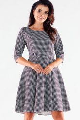 Elegancka sukienka rozkloszowana z ozdobnymi guzikami pepitka. Sukienki Awama, do pracy, l, bez wzorów, biznesowe, bez kołnierzyka, bez ramiączek, rozkloszowane. Za 349.00 zł.