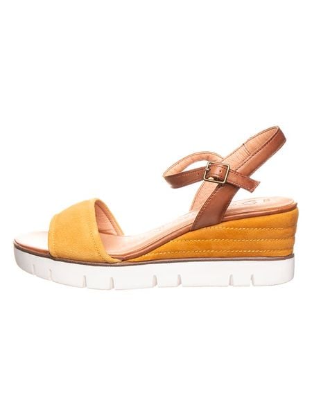 Marco Tozzi Skórzane sandały w kolorze żółto-brązowym na koturnie rozmiar: 37. Brązowe sandały Marco Tozzi, bez wzorów, z otwartym noskiem, bez obcasa, na koturnie, bez zapięcia. Za 128.25 zł.