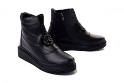 ARTIKER RELAKS 53C1026 czarny, botki damskie. Czarne botki Artiker Relaks, na zimę, bez wzorów, ze skóry, bez obcasa, na koturnie, bez zapięcia. Za 449.90 zł.