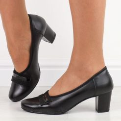 Czarne skórzane Polskie czółenka damskie na słupku Gregors 937. Czarne czółenka GREGORS, bez wzorów, ze skóry, bez obcasa, na obcasie, bez zapięcia. Za 379.00 zł.