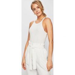 Vila - Top. Białe topy Vila, l, bez wzorów, z dzianiny, bez kołnierzyka, bez ramiączek. W wyprzedaży za 29.90 zł.