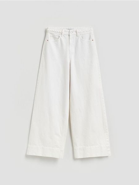 Jeansy wide leg z ozdobną wstawką - biały. Białe jeansy Reserved, bez wzorów. W wyprzedaży za 99.99 zł.