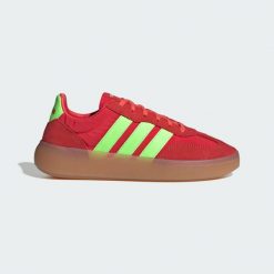Kapcie ADIDAS BARREDA DECODE Czerwony. Czerwone obuwie domowe Adidas, bez wzorów, ze skóry, bez zapięcia. W wyprzedaży za 239.85 zł.