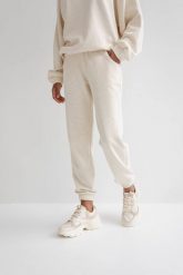 Spodnie dresowe typu jogger w kolorze BRIGHT BEIGE ze strukturalnej dzianiny - DISPLAY-L. Brązowe spodnie dresowe Marsala, l, bez wzorów, z bawełny. W wyprzedaży za 29.99 zł.