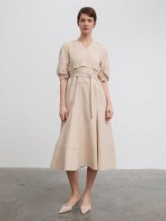 BGN Sukienka w kolorze beżowym rozmiar: 34. Brązowe sukienki BGN, na imprezę, bez wzorów, bez kołnierzyka, bez ramiączek, midi. Za 86.99 zł.