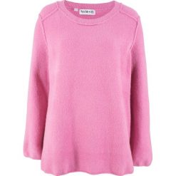 Sweter dzianinowy ze szwami na prawej stronie, z kolekcji Maite Kelly bonprix jasnoróżowy. Swetry marki bonprix. Za 44.99 zł.