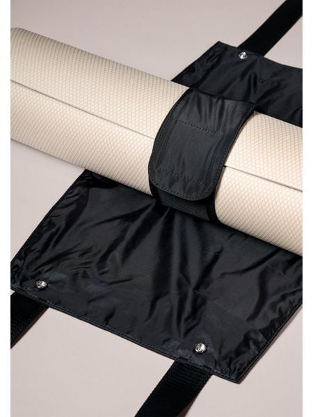 Torba na matę Casall Yoga Mat Carrier. Czarne torby na ramię Casall, bez wzorów, z materiału, eleganckie, na ramię, bez dodatków. Za 239.99 zł.