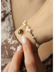 L'Atelier de Gaia Pozłacana bransoletka z perłami i turkusami rozmiar: onesize. Białe bransoletki L'Atelier de Gaia, z perłą, pozłacane. Za 82.99 zł.