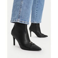 Botki MEXX. Czarne botki Mexx, bez wzorów, bez obcasa, na szpilce, bez zapięcia. Za 449.99 zł.