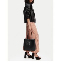 Torebka Juicy Couture. Czarne shopper Juicy Couture, bez wzorów, bez dodatków. Za 319.99 zł.