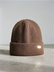 Czapka beanie z naszywką - beżowy. Brązowe czapki Sinsay, z aplikacjami. Za 19.99 zł.