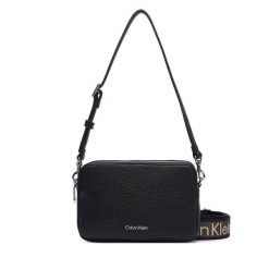 Torebka Calvin Klein. Czarne listonoszki Calvin Klein, bez wzorów, bez dodatków. Za 409.99 zł.