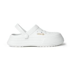 Domowe kapcie CONCORD z ciepłą wyściółką i wkładką z pianki EVA. Białe obuwie domowe Izas, bez wzorów, bez zapięcia. W wyprzedaży za 121.70 zł.