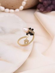 Pierres de Jade Pozłacany pierścionek z perłą i kamieniami szlachetnymi rozmiar: onesize. Białe pierścionki Pierres de Jade, z cyrkonią, pozłacane. Za 26.99 zł.