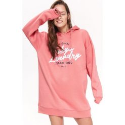 BLUZA NIEROZPINANA DAMSKA Z HAFTEM, Z NADRUKIEM. Czerwone bluzy TROLL, na lato, xs, bez wzorów, bez kaptura. W wyprzedaży za 79.99 zł.