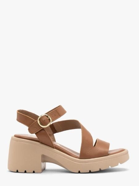 Jasnobrązowe sandały damskie z platformą. Brązowe sandały Ryłko, bez wzorów, ze skóry, eleganckie, bez obcasa, na platformie, bez zapięcia. Za 349.99 zł.