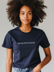 WOOOP Koszulka "Family First Forever" w kolorze granatowym rozmiar: L. Niebieskie bluzki Wooop, l, bez wzorów, z bawełny, bez kołnierzyka, bez ramiączek. Za 56.39 zł.