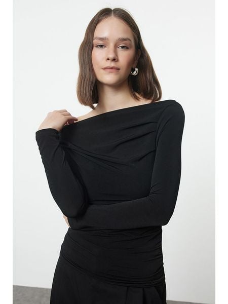 Trendyol Bluzka w kolorze czarnym rozmiar: XL. Czarne bluzki Trendyol, xl, bez wzorów, bez kołnierzyka, bez ramiączek. Za 62.18 zł.