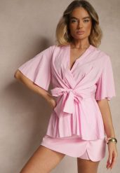 Jasnoróżowa Bluzka z Wiskozą Kopertowym Dekoltem i Ozdobnym Supełkiem Lioriva. Czerwone bluzki Renee, z aplikacjami, z jeansu, eleganckie, bez kołnierzyka, bez ramiączek. W wyprzedaży za 52.49 zł.