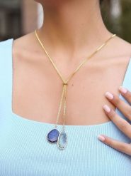 Pierres de Jade Pozłacany naszyjnik z elementami ozdobnymi - dł. 50 cm rozmiar: onesize. Niebieskie naszyjniki Pierres de Jade, z lazurytem, pozłacane. Za 93.07 zł.