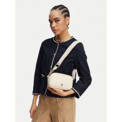 Torebka Tommy Hilfiger. Białe listonoszki TOMMY HILFIGER, bez wzorów, bez dodatków. Za 409.99 zł.