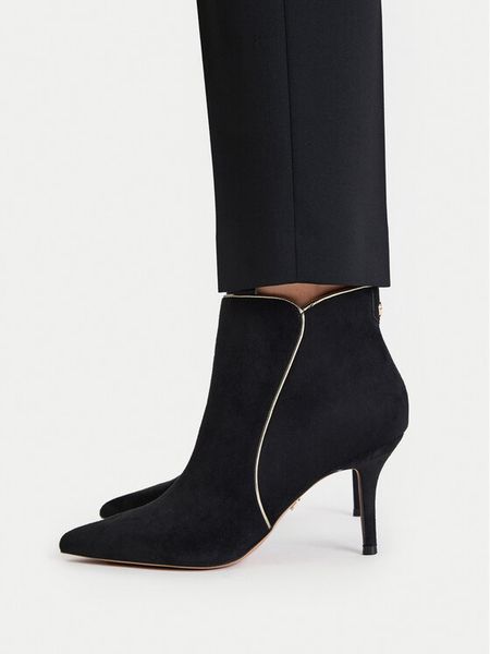 Nine West Botki CEO-CD24170H-2 Czarny. Czarne botki Nine West, bez wzorów, z materiału, bez obcasa, na szpilce, bez zapięcia. Za 279.99 zł.