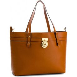 Guess torebka brązowa. Brązowe torebki klasyczne Guess, z aplikacjami, bez dodatków. W wyprzedaży za 749.00 zł.