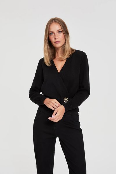 Kardigan z ozdobnym guzikiem czarny. Czarne kardigany MOODO, s, bez wzorów, z poliamidu. Za 149.99 zł.