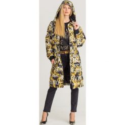 PŁASZCZ VERSACE JEANS COUTURE. Żółte płaszcze Versace Jeans Couture, bez wzorów, z jeansu, bez kaptura. Za 2,549.00 zł.