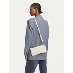Torebka Calvin Klein Jeans. Białe listonoszki Calvin Klein Jeans, bez wzorów, z jeansu, bez dodatków. Za 189.99 zł.