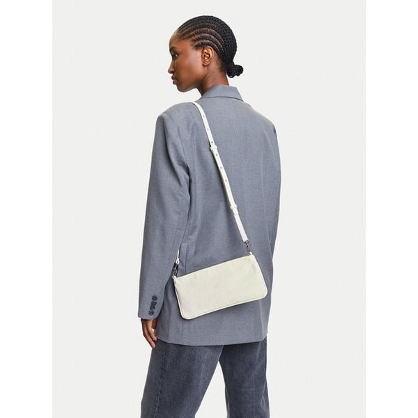 Torebka Calvin Klein Jeans. Białe listonoszki Calvin Klein Jeans, bez wzorów, z jeansu, bez dodatków. Za 189.99 zł.