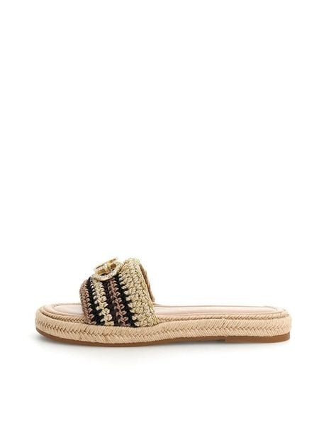 Guess Sandały 181337 Czarny. Brązowe sandały Guess, z aplikacjami, z materiału, bez obcasa, bez zapięcia. Za 336.99 zł.