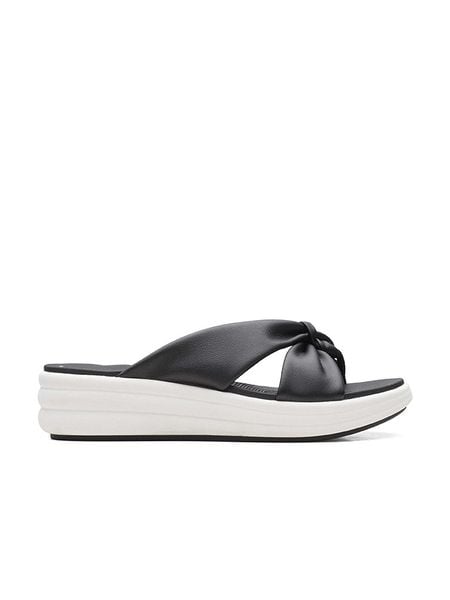 Clarks Japonki "Drift Ave" w kolorze czarnym na koturnie rozmiar: 41. Czarne klapki Clarks, bez wzorów, z otwartym noskiem, bez obcasa, na koturnie. Za 78.10 zł.