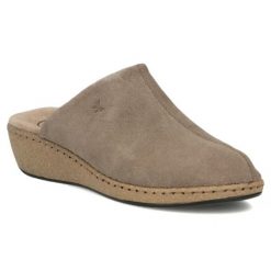 Skórzane klapki na koturnie taupe Filippo DK7567. Klapki Filippo, bez wzorów, ze skóry, bez obcasa, na koturnie. Za 169.99 zł.