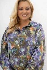 Oversizowa koszula na guziki Take Your Time w niebiesko-fioletowy print kwiatowy Plus Size Oversize. Fioletowe koszule Moda Size Plus Iwanek, plus size, bez wzorów, z elastanu, biznesowe, bez kołnierzyka, plus size, bez ramiączek. Za 259.90 zł.