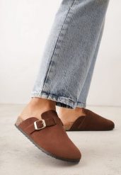 Ciemnobrązowe Klapki Ozdobione Klamrą na Pasku Zelevelis. Brązowe klapki Renee, bez wzorów, z jeansu, bez obcasa, na obcasie. Za 69.99 zł.