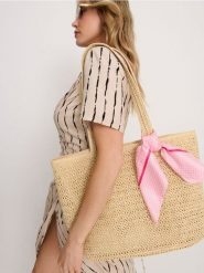 Pleciona torba na ramię z ozdobną apaszką - kremowy. Białe torby na ramię Sinsay, bez wzorów, na ramię, bez dodatków. Za 39.99 zł.