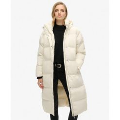 Długi pikowany płaszcz z kapturem. Białe płaszcze Superdry, bez wzorów, z kapturem. W wyprzedaży za 525.20 zł.