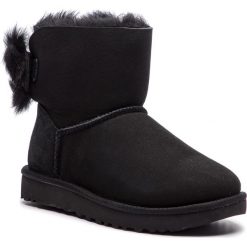 Buty UGG - W Fluff Bow Mini 1094967 W/Blk. Czarne botki UGG, bez wzorów, ze skóry, bez obcasa, bez zapięcia. W wyprzedaży za 589.00 zł.