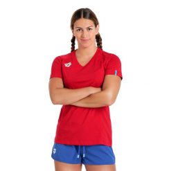 Koszulka damska Arena Team T-Shirt Panel. Czerwone koszulki sportowe Arena, bez wzorów, bez ramiączek, do pływania. Za 99.00 zł.