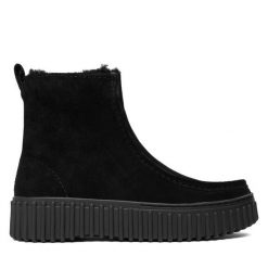 Botki Clarks. Czarne botki Clarks, bez wzorów, bez obcasa, na płaskiej podeszwie, bez zapięcia. Za 659.99 zł.