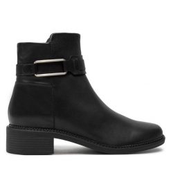 Botki Clarks. Czarne botki Clarks, bez wzorów, bez obcasa, na płaskiej podeszwie, bez zapięcia. Za 499.99 zł.