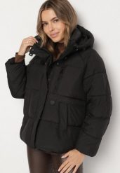 Czarna Oversizowa Kurtka z Pikowanymi Przeszyciami i Kapturem Galimea. Czarne kurtki narciarskie Born2be, l, z aplikacjami, z jeansu, narciarskie. Za 139.99 zł.
