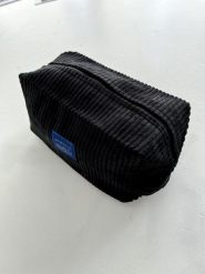 Kosmetyczka ze sztruksu w kolorze CZARNYM -TRAVEL small size. Czarne kufry i kosmetyczki Marsala, bez wzorów, z bawełny, małe, bez dodatków. Za 69.90 zł.