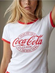 Bawełniana piżama dwuczęściowa Coca-Cola - biały. Białe piżamy Sinsay, bez wzorów, z bawełny, bez ramiączek. Za 49.99 zł.